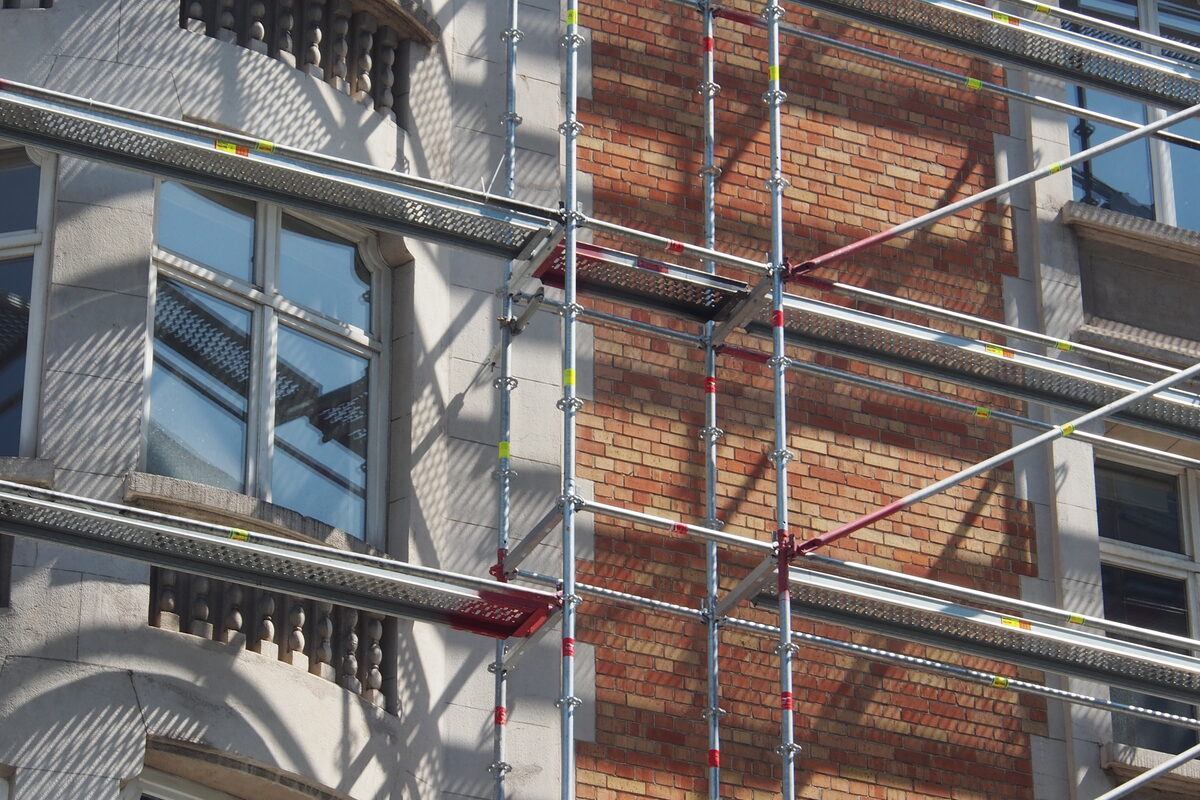 Bausanierung – eingerüstete Altbaufassade während der Modernisierung