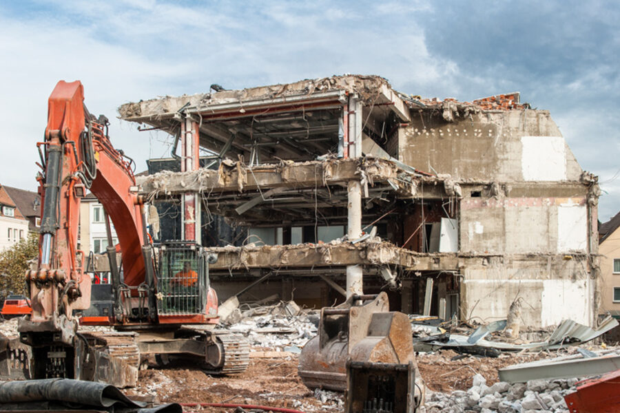 Abbrucharbeiten – Bagger beim Rückbau eines Gebäudes