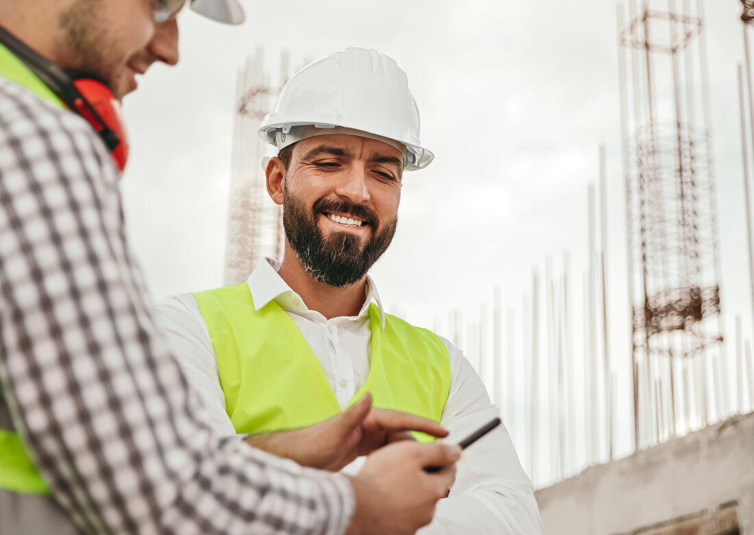 Bauleiter der HMD BAU GmbH bei der Abstimmung auf der Baustelle in Mannheim